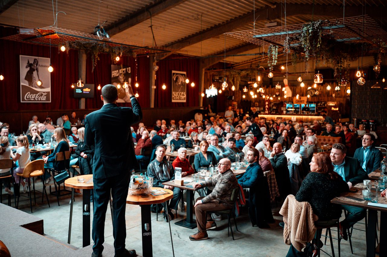 Een bedrijfsborrel met proeverij: van uitnodiging tot nagesprek