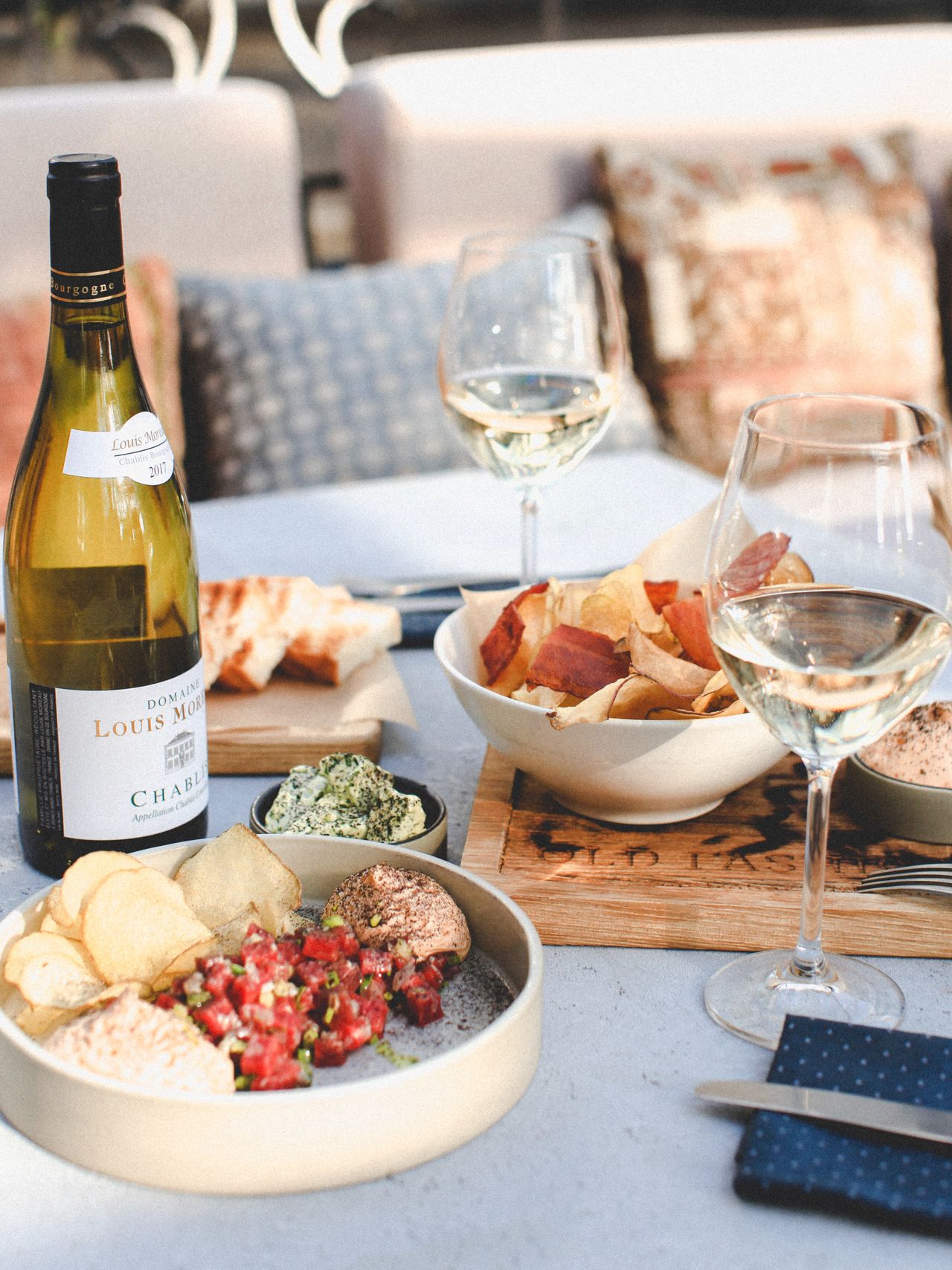 High wine in de buitenlucht: onder een tent, parasol of helemaal open?